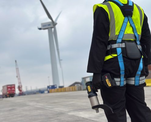 assembling wind turbines onshore or offshore